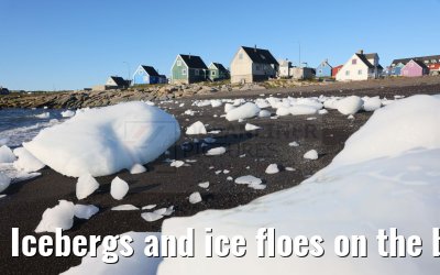 Icebergs and ice floes on the beach in Qeqertarsuaq