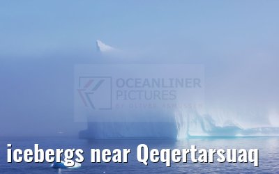 icebergs near Qeqertarsuaq