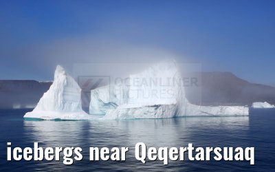 icebergs near Qeqertarsuaq
