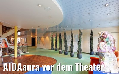 AIDAaura vor dem Theater