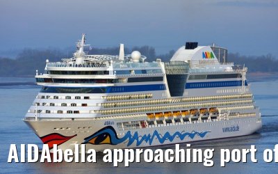 AIDAbella approaching port of Hamburg, 15. April 2008