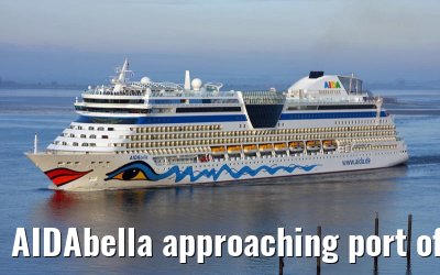 AIDAbella approaching port of Hamburg, 15. April 2008