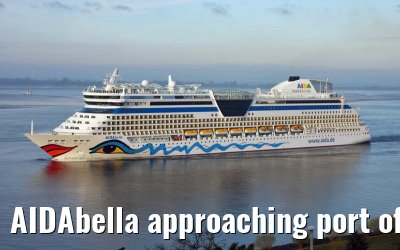 AIDAbella approaching port of Hamburg, 15. April 2008