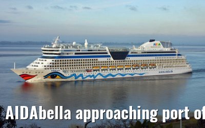 AIDAbella approaching port of Hamburg, 15. April 2008