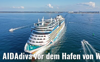 AIDAdiva vor dem Hafen von Warnemünde 03.08.2019