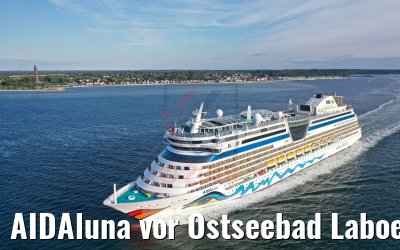 AIDAluna vor Ostseebad Laboe mit Marine-Ehrenmal 10.07.2019