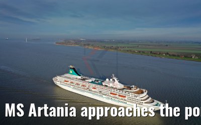 MS Artania approaches the port of Hamburg 20.12.2019