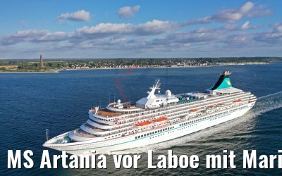 MS Artania vor Laboe mit Marine-Ehrenmal 09.07.2019