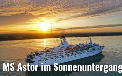 MS Astor im Sonnenuntergang auf der Elbe 08.11.2019