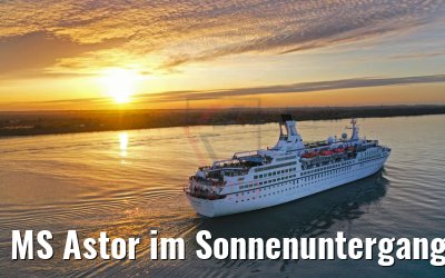 MS Astor im Sonnenuntergang auf der Elbe 08.11.2019