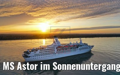 MS Astor im Sonnenuntergang auf der Elbe 08.11.2019