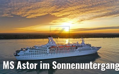 MS Astor im Sonnenuntergang auf der Elbe 08.11.2019