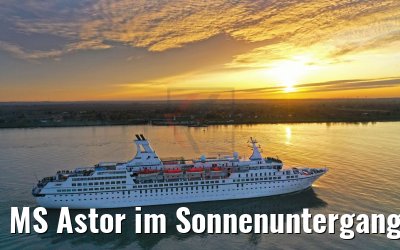 MS Astor im Sonnenuntergang auf der Elbe 08.11.2019