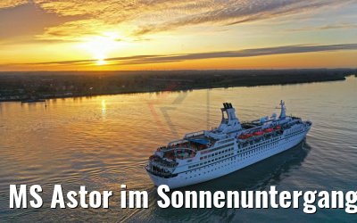 MS Astor im Sonnenuntergang auf der Elbe 08.11.2019