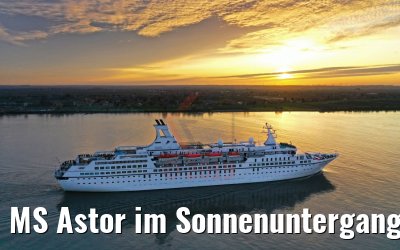 MS Astor im Sonnenuntergang auf der Elbe 08.11.2019