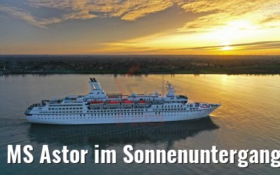 MS Astor im Sonnenuntergang auf der Elbe 08.11.2019