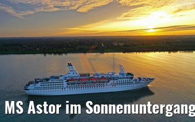 MS Astor im Sonnenuntergang auf der Elbe 08.11.2019
