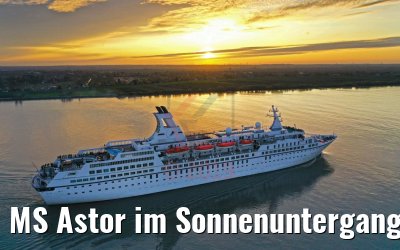 MS Astor im Sonnenuntergang auf der Elbe 08.11.2019