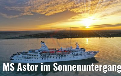 MS Astor im Sonnenuntergang auf der Elbe 08.11.2019 Sonnenstrahl
