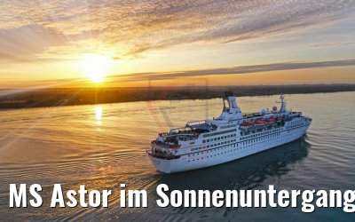MS Astor im Sonnenuntergang auf der Elbe 08.11.2019 sunbeam