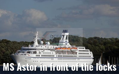 MS Astor in front of the locks of Kiel Holtenau 29.08.2016