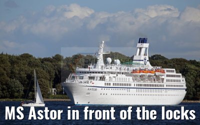 MS Astor in front of the locks of Kiel Holtenau 29.08.2016