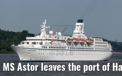 MS Astor leaves the port of Hamburg 13. May 2018 K.Kaulfuss