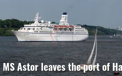 MS Astor leaves the port of Hamburg 13. May 2018 K.Kaulfuss