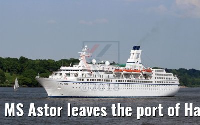 MS Astor leaves the port of Hamburg 13. May 2018 K.Kaulfuss