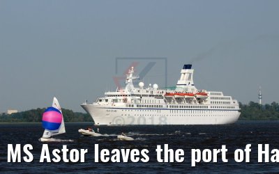 MS Astor leaves the port of Hamburg 13. May 2018 K.Kaulfuss