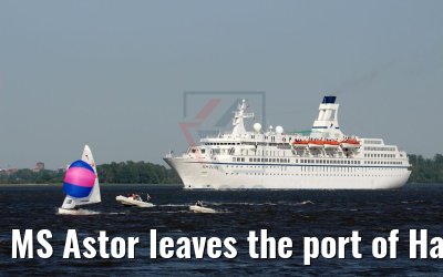MS Astor leaves the port of Hamburg 13. May 2018 K.Kaulfuss
