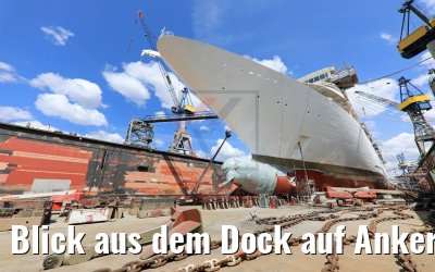 Blick aus dem Dock auf Anker und Bug MS Amera