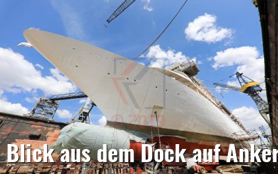 Blick aus dem Dock auf Anker und Bug MS Amera