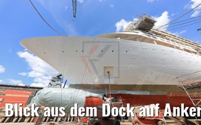 Blick aus dem Dock auf Anker und Bug MS Amera