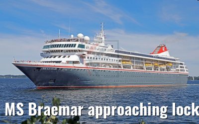 MS Braemar approaching locks of Kiel 06.07.2017