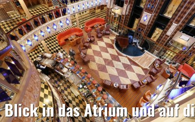 Blick in das Atrium und auf die Bar Costa Favolosa
