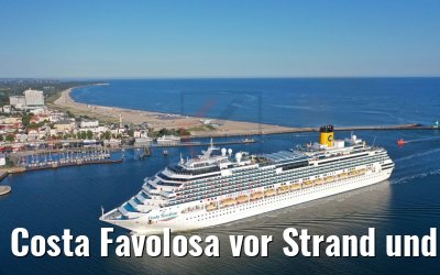 Costa Favolosa vor Strand und City Warnemünde mit Leuchtturm 26.07.2019