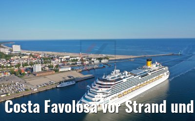 Costa Favolosa vor Strand und City Warnemünde mit Leuchtturm 26.07.2019