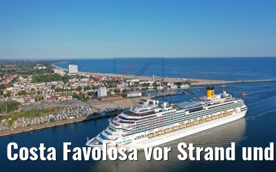 Costa Favolosa vor Strand und City Warnemünde mit Leuchtturm 26.07.2019