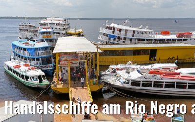 Handelsschiffe am Rio Negro am 02.01.2015