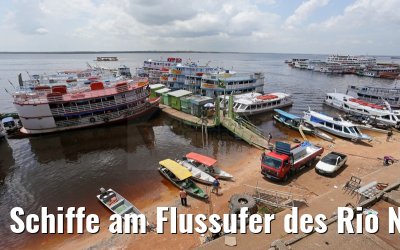 Schiffe am Flussufer des Rio Negro Manaus 02.01.2015