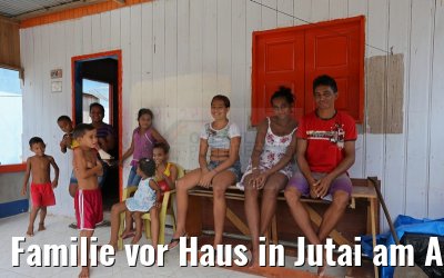 Familie vor Haus in Jutai am Amazonas 05.01.2015