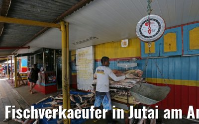 Fischverkaeufer in Jutai am Amazonas 05.01.2015