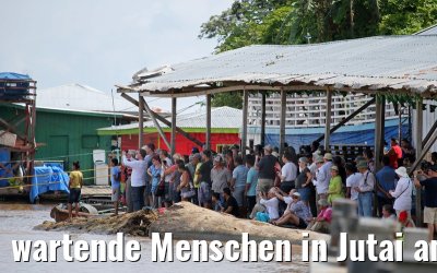 wartende Menschen in Jutai am Hafen 05.01.2015