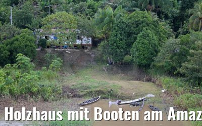 Holzhaus mit Booten am Amazonas 06.01.2015