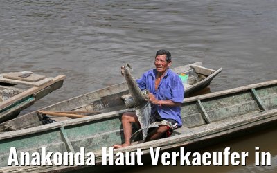 Anakonda Haut Verkaeufer in Pevas am Amazonas 07.01.2015