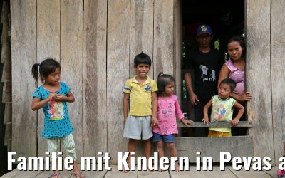 Familie mit Kindern in Pevas am Amazonas 07.01.2015