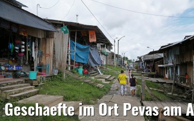 Geschaefte im Ort Pevas am Amazonas 07.01.2015