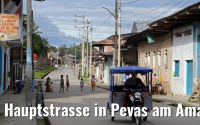 Hauptstrasse in Pevas am Amazonas 07.01.2015
