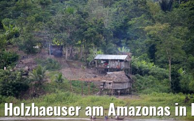 Holzhaeuser am Amazonas in Peru 07.01.2015